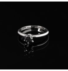 Balto aukso sužadėtuvių žiedas su juoduoju Deimantu